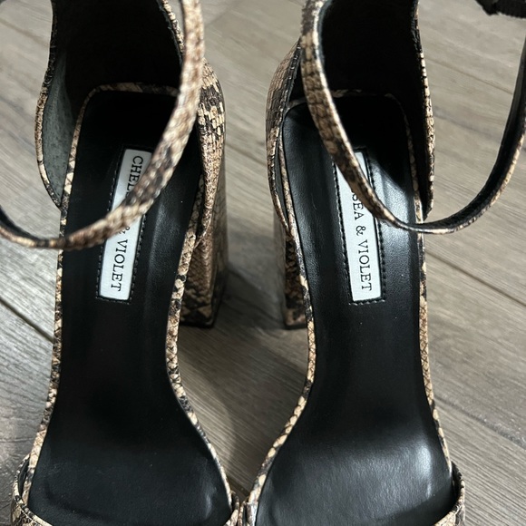 NWT Chelsea & Violet Tara Snake Skin Block heel - Picture 4 of 6